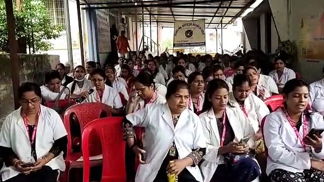 काले कपड़े पहनकर जताया विरोध, हनुमान चालीसा पाठ किया, नर्सिंग स्टॉफ की सेकंड ग्रेड-पे समेत 10 मांगों को लेकर अनिश्चितकालीन हड़ताल
