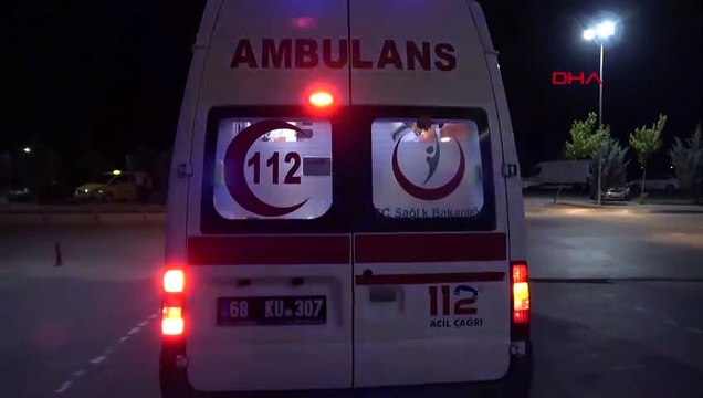 Il est allé aider, il a été poignardé au cœur ! Voyant son père ensanglanté, la jeune fille éclate en sanglots