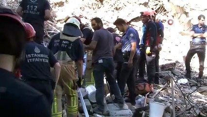 Bakırköy'de kontrollü yıkımı yapılan bina çöktü: Enkaz altında 1 kişi kaldı