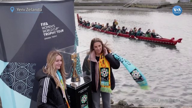 Futbol hayranları Kadınlar Dünya Kupası ile fotoğraf çektirmek için sırada