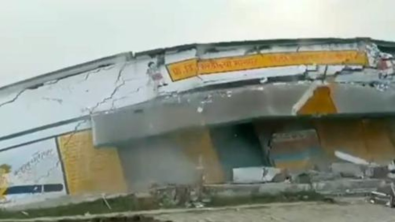 ताश के पत्तों की तरह ढह गई स्कूल की इमारत, कैमरे में कैद खौफ़नाक मंज़र