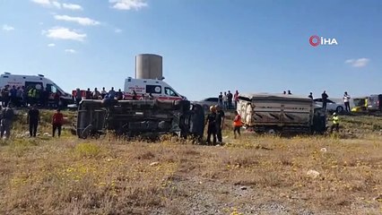 Yolcu minibüsü ile kamyon çarpıştı: 12 yaralı