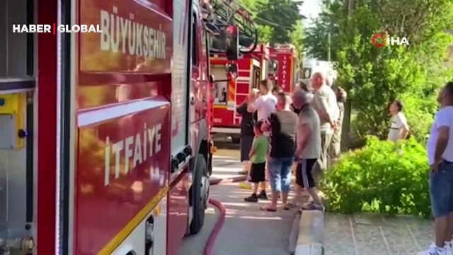 İtfaiye yangına müdahale ederken, mahalleli olup bitenleri meraklı gözlerle izledi