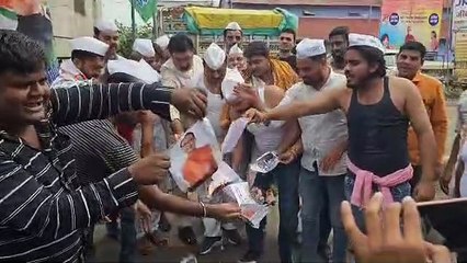 पटवारी चयन परीक्षा में हुए घोटाले को लेकर कांग्रेस कार्यकर्ताओं ने किया प्रदर्शन