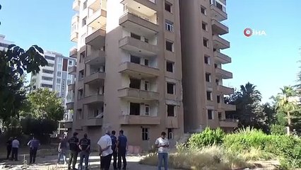 Ağır hasarlı binanın 7'nci katından düşen şahıs hayatını kaybetti