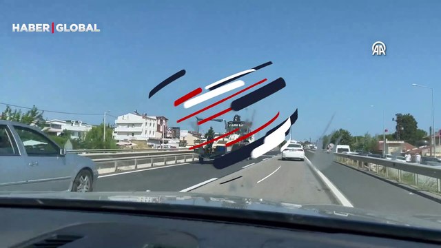 Trafikte akıllara durgunluk veren tehlikeli yolculuk! Bağlı tekneyi geri viteste çeken iş makinesi kamerada