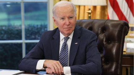 GALA VIDÉO - Joe Biden intrigue : ce comportement très étrange fait le tour des réseaux sociaux