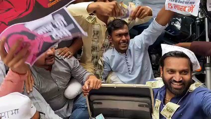 नोटों से भरा बैग लेकर युवाओं के लिए नौकरी खरीदने पहुंचे