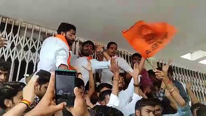 video...छात्रों की विभिन्न मांगों को लेकर एवीबीपी ने सुविवि के प्रशासनिक भवन के बाहर किया प्रदर्शन