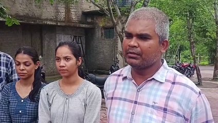 कलेक्ट्रेट में सांकेतिक प्रदर्शन, डॉक्टरों को दो माह से वेतन नहीं