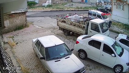 Le moment du vol d'un camion à Elazig reflété sur une caméra de sécurité