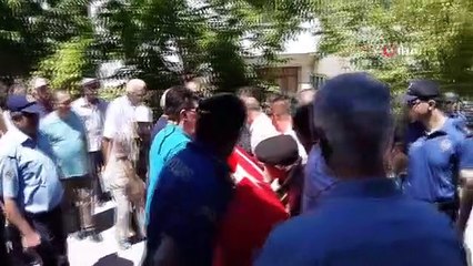 Le chef de la police à la retraite, qui a eu une crise cardiaque en vacances, a fait ses adieux à son dernier voyage