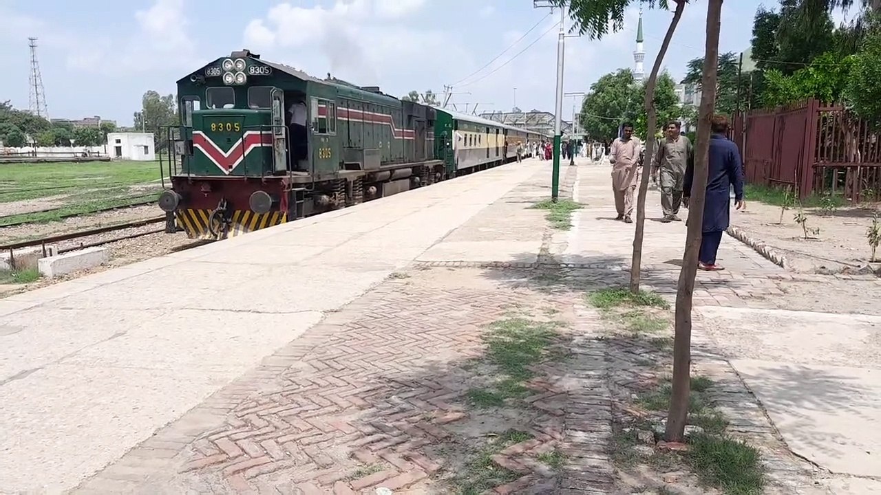 Millat Express 18DN Departure from Sargodha Jn To Karachi with