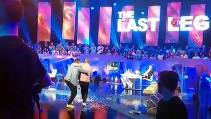 Des militants du climat protestent contre la politique pétrolière du gouvernement avec une presse de studio