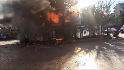 Diyarbakır Alışveriş Merkezi'nin kulübesi alevlere teslim oldu