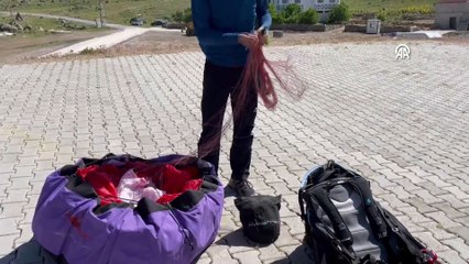 AKSARAY - Paraşütçüler şehit Ömer Halisdemir'in kabrine ziyaret için özel uçuş yaptı