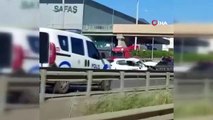 Une voiture a percuté un camion stationné sur la voie de sécurité à cause d'une crevaison.