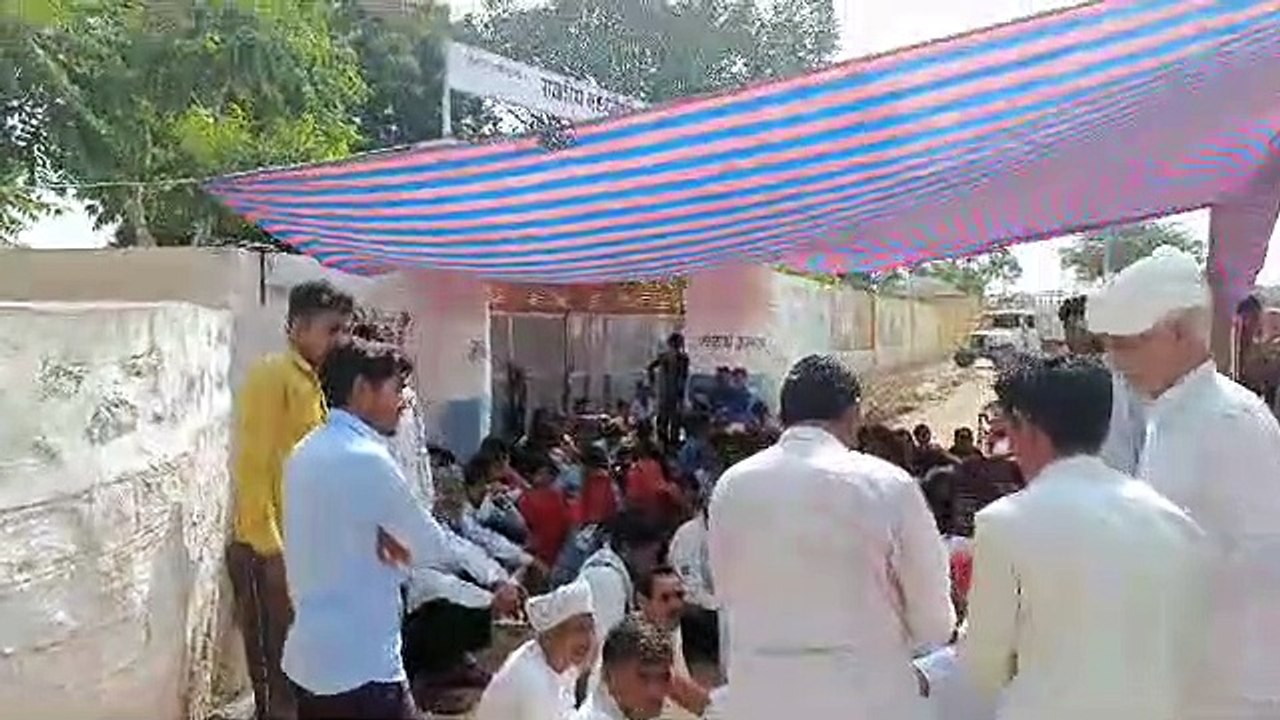 स्कूल में रिक्त पद नहीं भरे तो पैदल जाएंगे ​शिक...