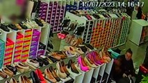Vídeo mostra mulher provando calçados antes de furtá-los em loja no Centro