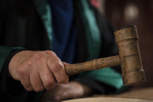 Tutuklanan şüpheli adliyeden kaçmaya çalıştı, polis ayağından vurdu