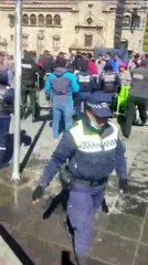 Comerciantes y funcionarios ediles se enfrentaron por los puestos de venta en la verbena paceña