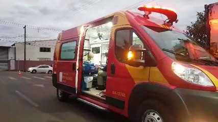 Adolescente fica ferido após colisão entre carro e moto no Cascavel Velho