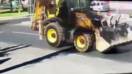 Le conducteur, qui n'a pas respecté l'avertissement d'arrêt, a jeté le policier sur plusieurs mètres comme ceci. Le policier Alp Efe Bekit a été martyrisé