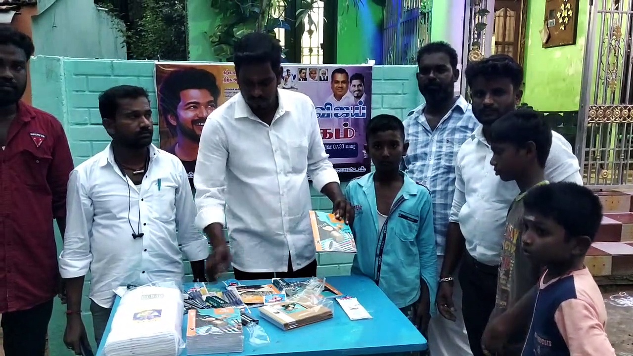 காமராஜர் பிறந்தநாளில் தொடங்கப்பட்ட தளபதி விஜய் பயிலகம்.. விஜய் மக்கள் இயக்கத்தினர் திறப்பு