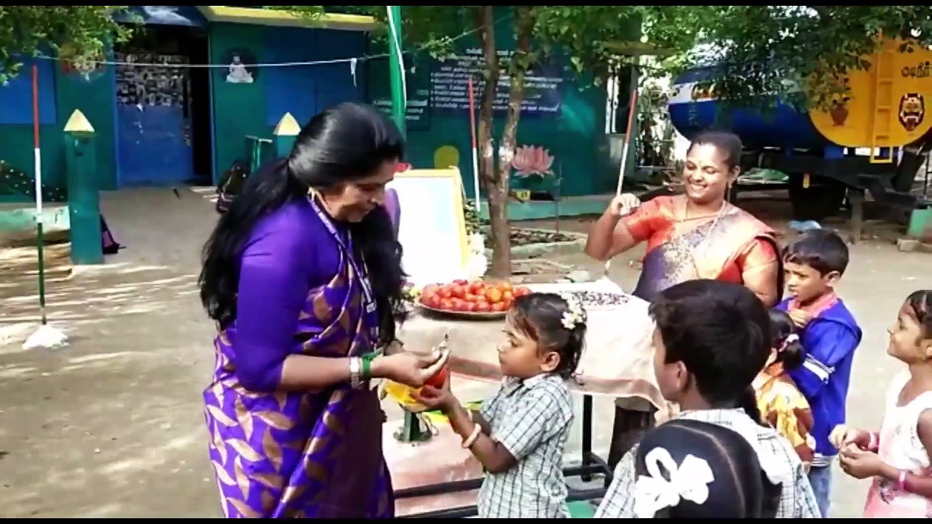 பள்ளி மாணவர்களுக்கு தக்காளி பரிசளித்து ஆச்சரியத்தை ஏற்படுத்திய  தலைமை ஆசிரியர் - எங்கு தெரியுமா?