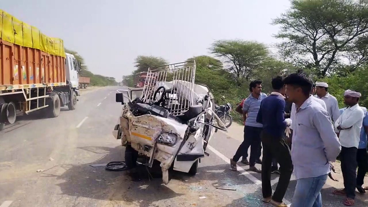 तेज गति से जा रही कार आगे चल रहे टैंकर के पीछे...