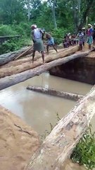 प्रशासन ने कई सालों तक किया नजरअंदाज, मजबूर ग्रामीणों ने खुद बना लिया लकड़ी का पुलिया, देखें वीडियो