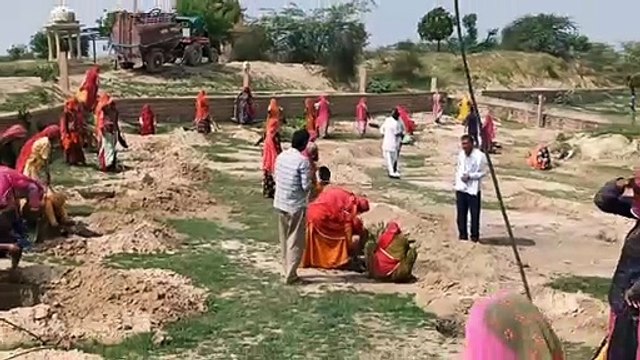 ग्रामीणों ने 101 पौधे लगाकर देखभाल की जिम्मेदारी
