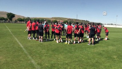 SİVAS - Sivasspor Teknik Direktörü Servet Çetin, transferdeki hedeflerini anlattı