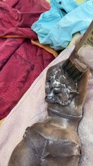 Finition au talc de la statuette Adèle