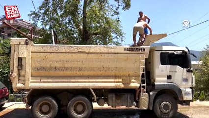 Antalya'da kamyon şoförlerinin aşırı sıcaklara çözümü: Dorseyi suyla doldurdular