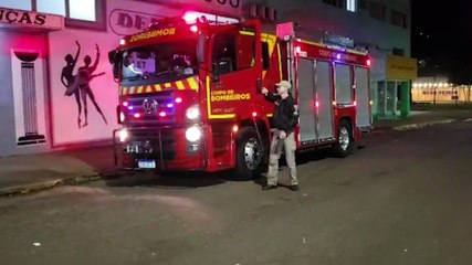 Gato é resgatado após cair do terceiro andar de um prédio no Centro