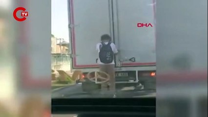KAMYONET ARKASINDA TEHLİKELİ YOLCULUK