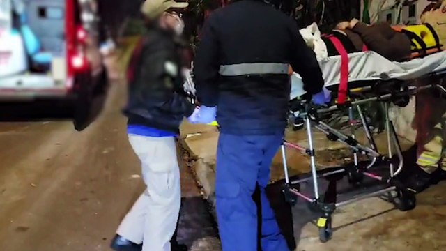 Mulher sofre fratura no joelho ao cair dentro de casa