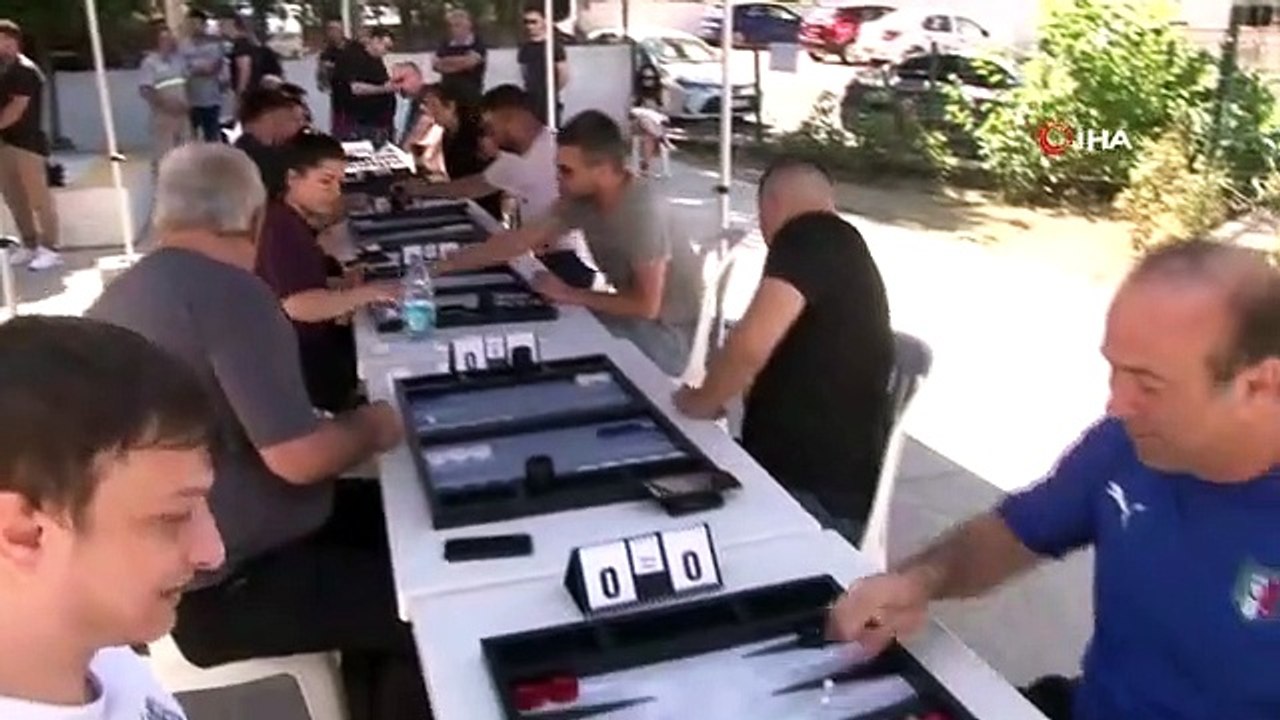 Tournoi de backgammon avec des scènes colorées à Kartal