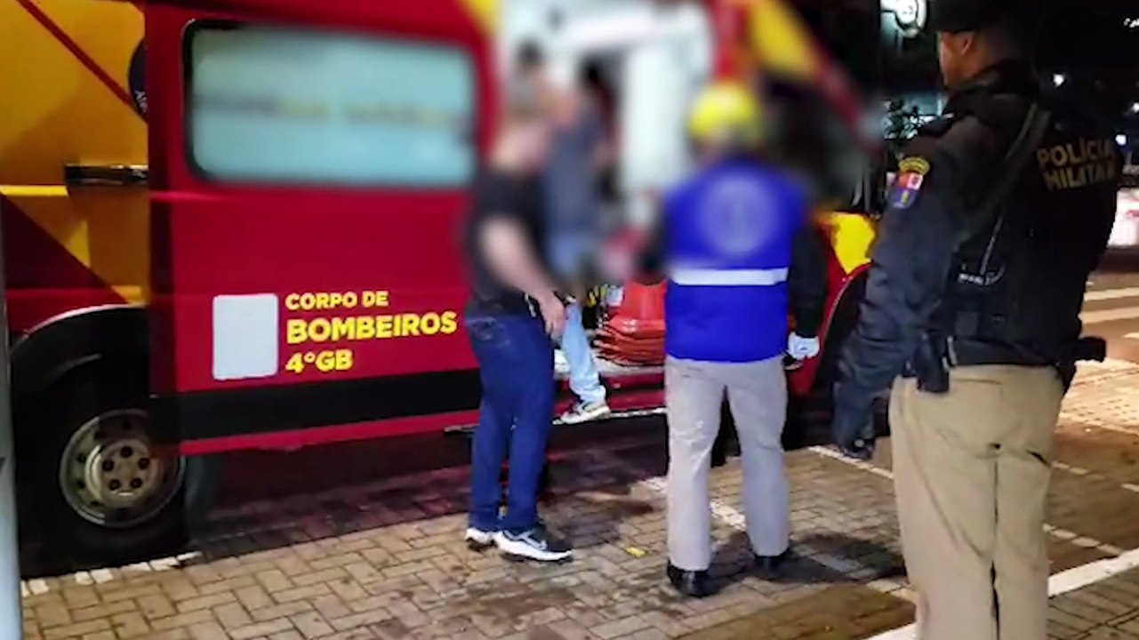 Sem habilitação e bêbado, homem se envolve em acidente, invade calçada e derruba árvore no Centro