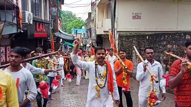 भजनों की धुन पर नाचते गाते कांवडि़ए जल भरकर शिव का अभिषेक करने ताड़ के बालाजी धाम पहुंचे