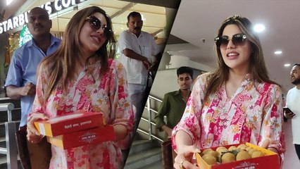 Nikki Tamboli ने Airport पर Paps में बांटे Laddu, Mummy के पीछे लगाई दौड़ | Video Viral | FilmiBeat