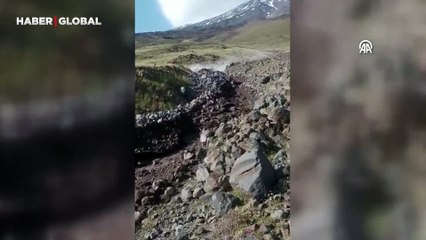 Ağrı Dağı'nın zirvesinde korkutan anlar: Eriyen kar, kaya seline neden oldu