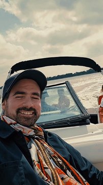 Une traversée de la Garonne grâce au domaine viticole Château Loudenne ! Un service fluvial unique dans la région du Bordelais. On goûte au plaisir de l'oenotourisme dans le Médoc.