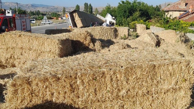 TIR’dan fırlayan balyanın altında kalıp, öldü