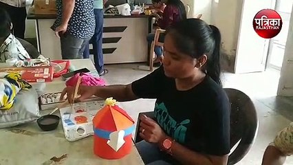 चित्रकारों ने चाय की केतली पर भरे रंग