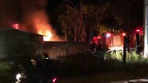Apesar de esforços dos bombeiros, casa fica destruída após incêndio em Umuarama