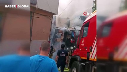 Ekiplerin çalışması sırasında, Beyoğlu'nda yanan ahşap binanın böyle çöktü!