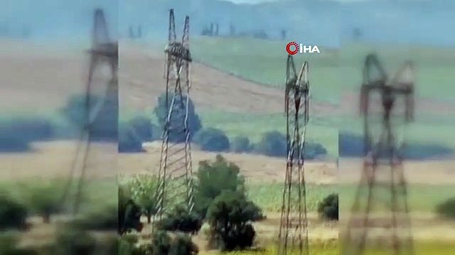 Les flammes dans la zone forestière grandissent sous l'effet du vent