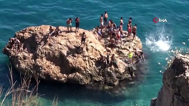 Termometreler 44 dereceyi gösterdi, sıcaktan bunalan kendini Akdeniz'e attı
